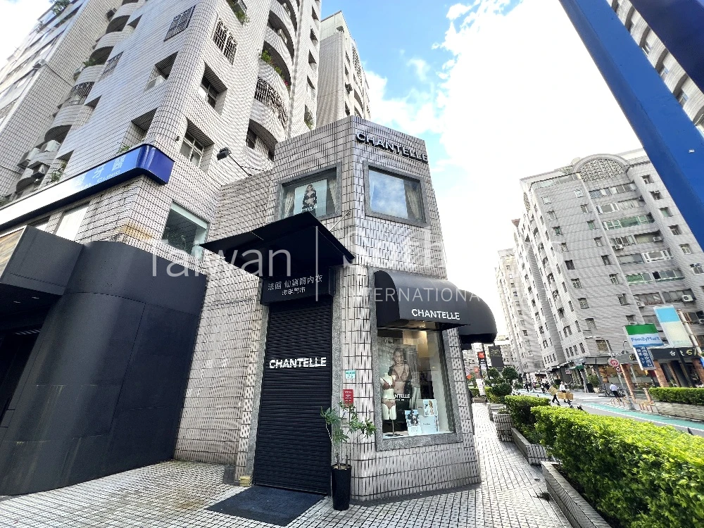 明曜精品三角窗店面