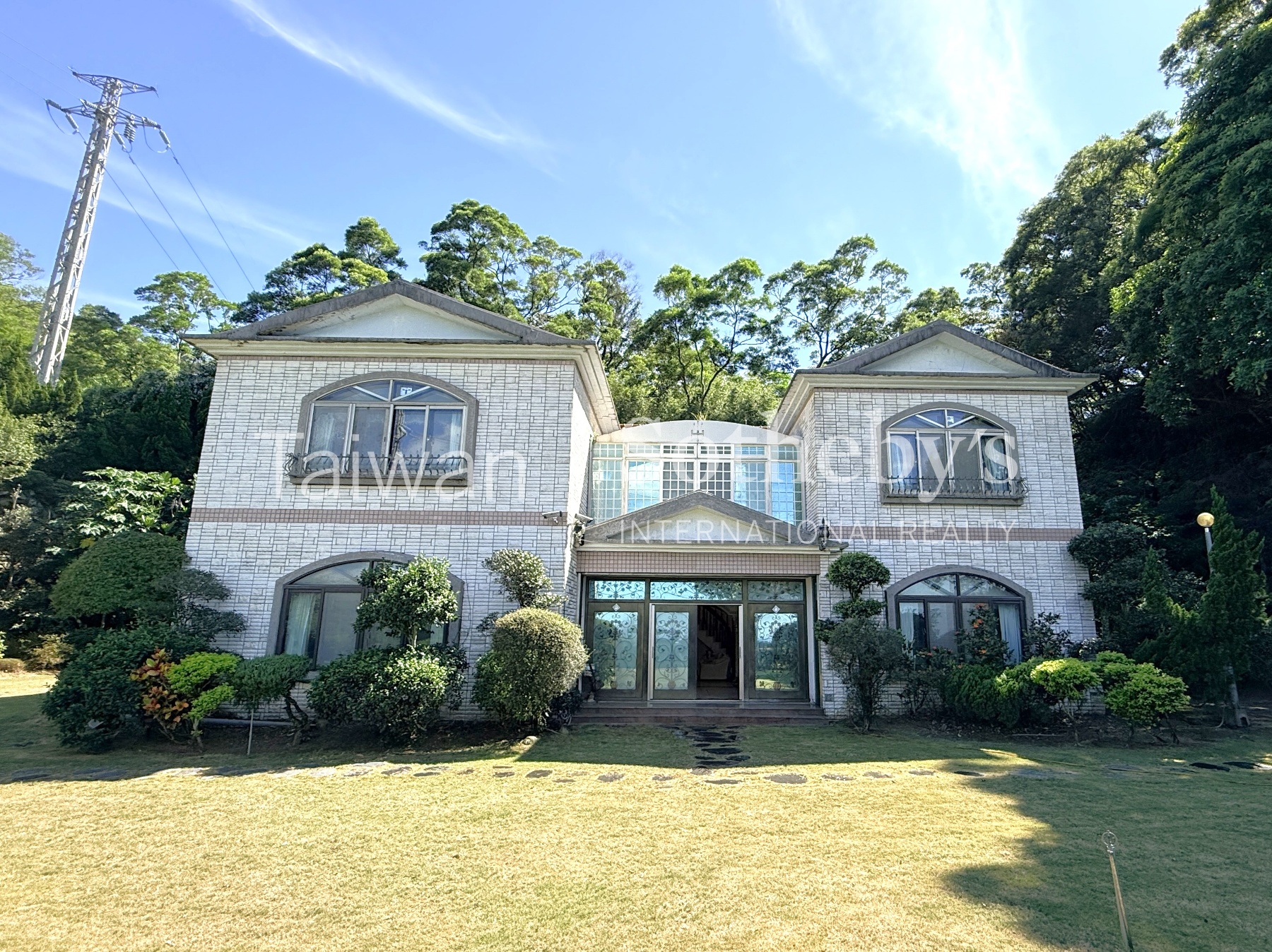 淡水小坪頂千坪秘境泳池別墅建物外觀