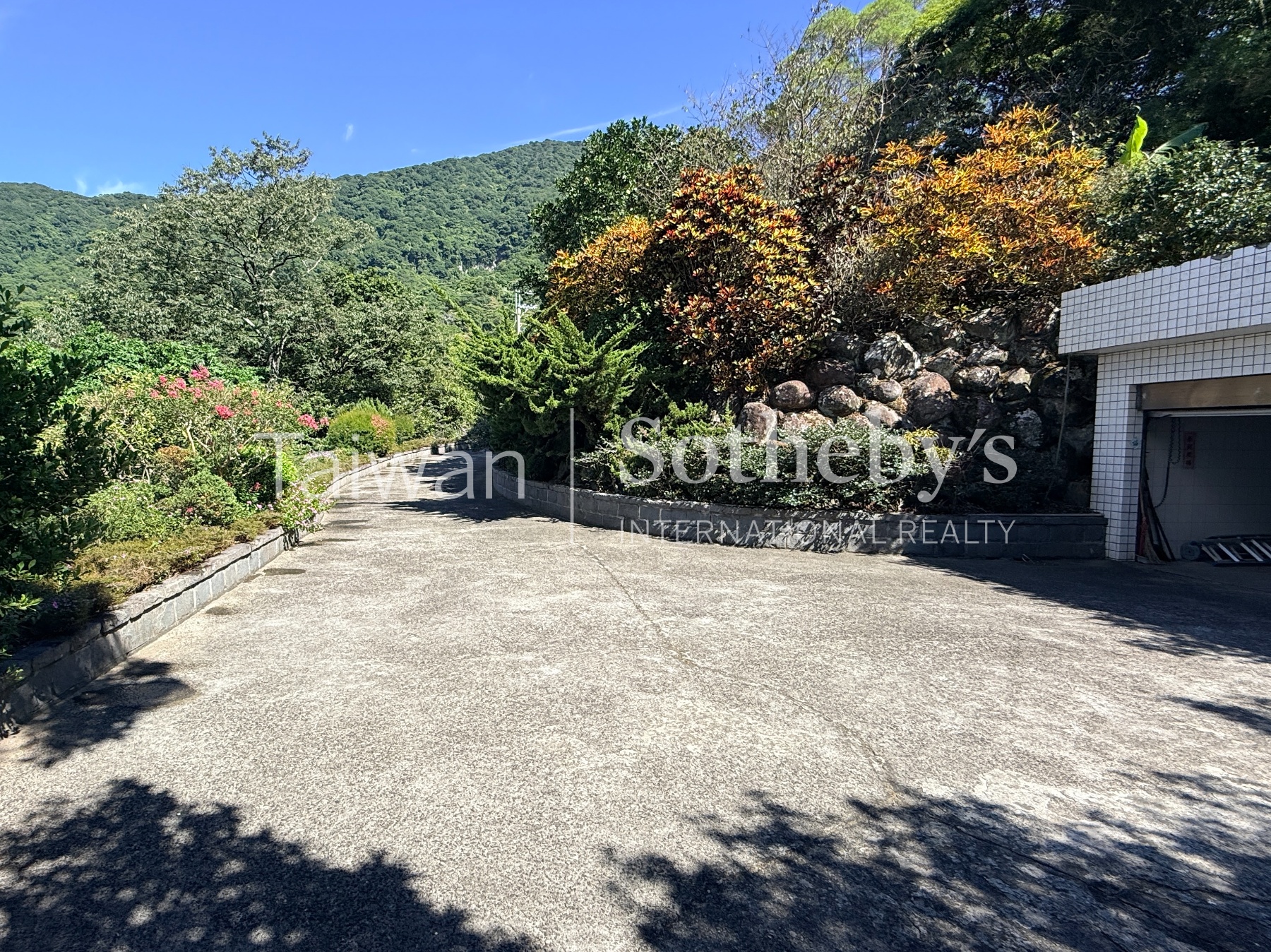 淡水小坪頂千坪秘境泳池別墅現場實景