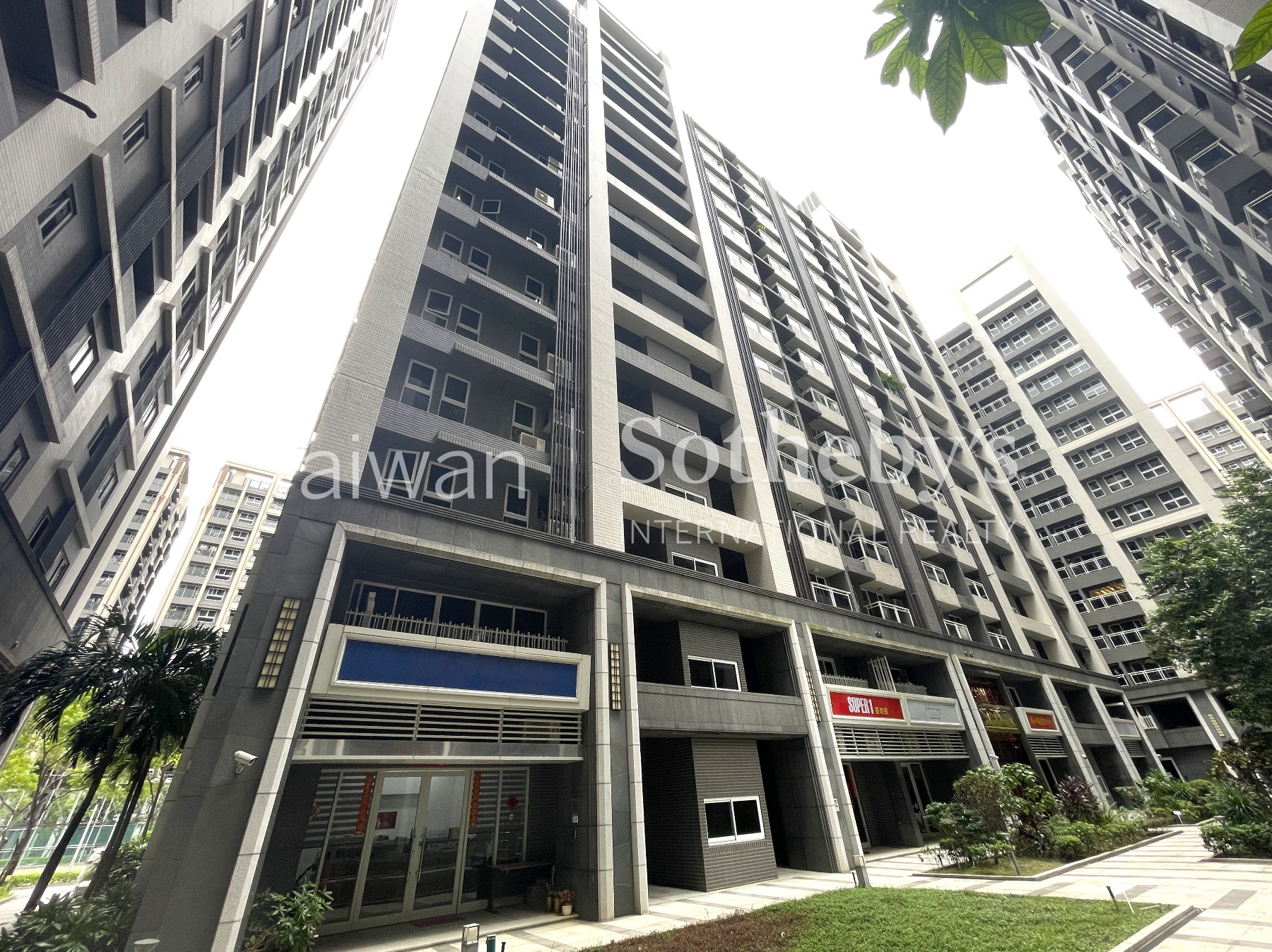 新樹路超級城市黃金店住樓中樓建物外觀