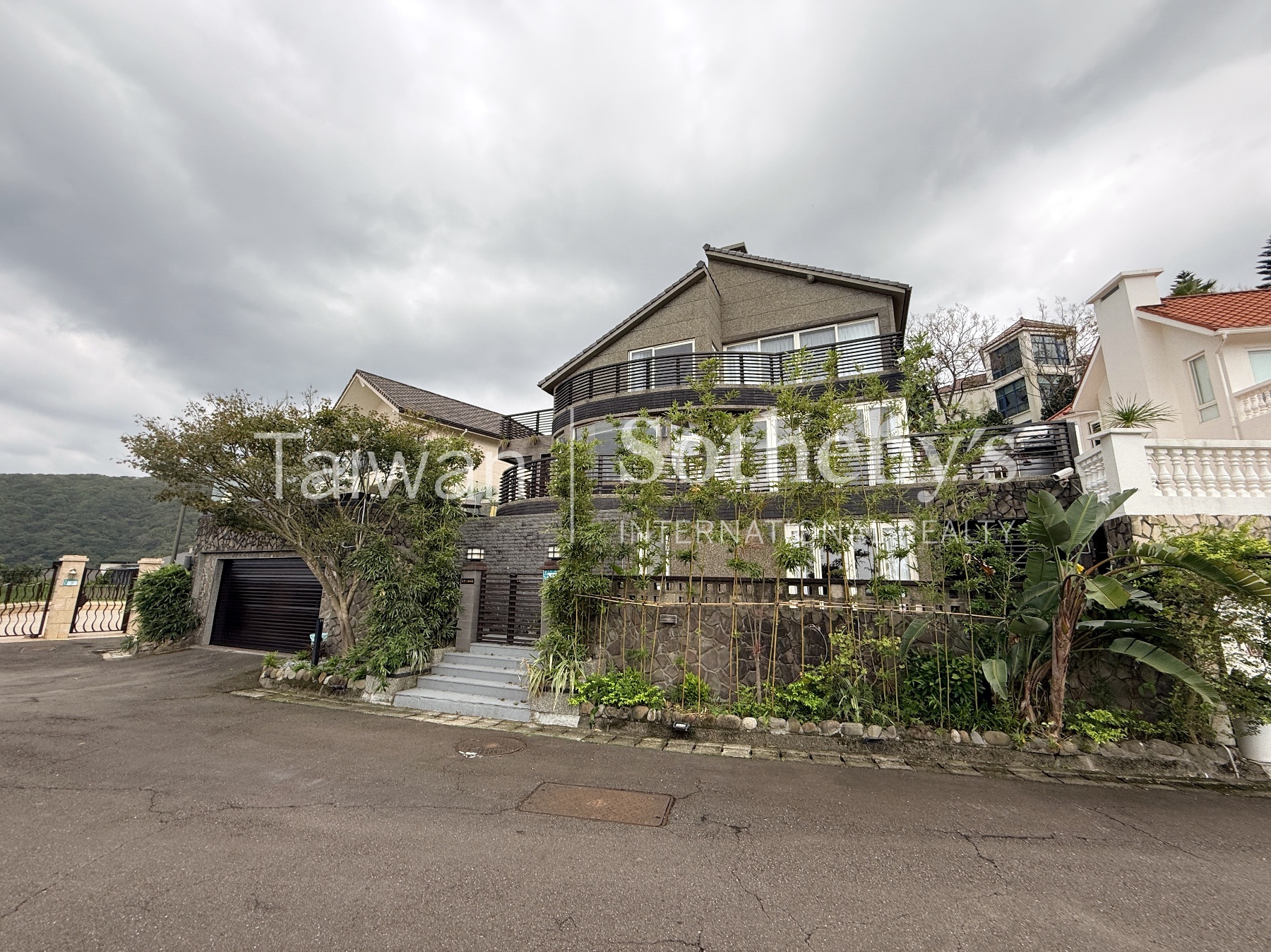 企業成功人士奢華比佛利招待會館建物外觀